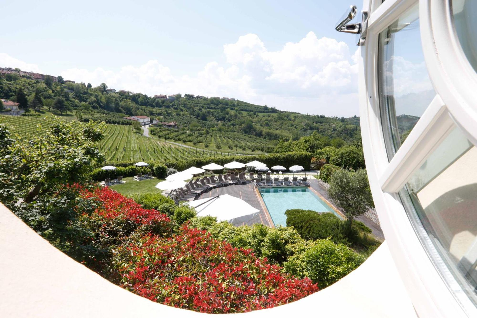 Relais Villa D'Amelia Benevello Exterior photo