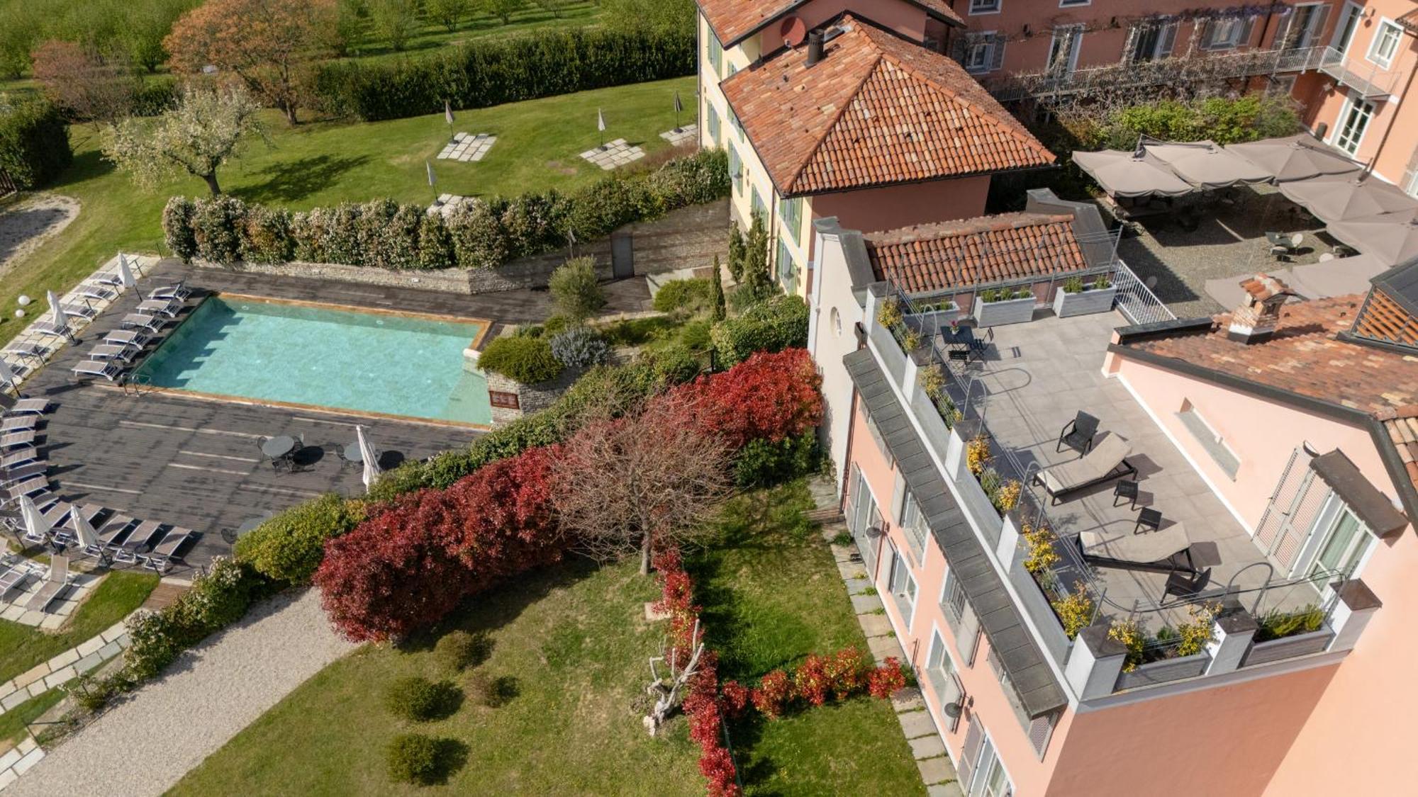 Relais Villa D'Amelia Benevello Exterior photo